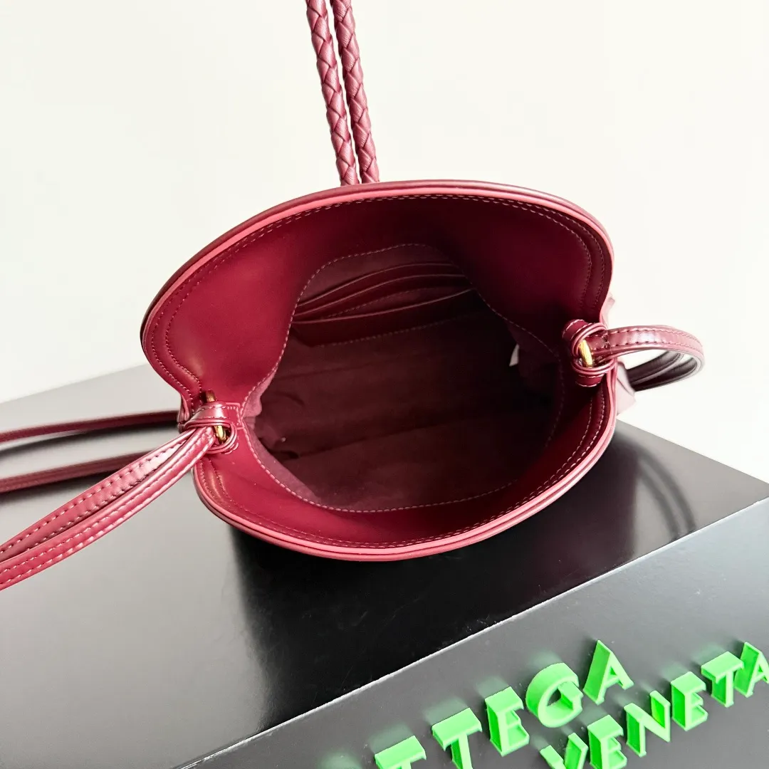 Batch 1520 BOTTEGA VENETA 2025 women's mini LIBERTA crossbody bag, the smallest size is shipped! ! Summer is here, how can you go out and play without a small bag? The "Freedom" series has the advantage of not being picky about seasons. I really like it. A small bag with a generous temperament is an indispensable item for every girl to perfectly adapt to the variety of summer outfits. The high-quality leather reveals a delicate luster. The U-shaped high-quality hardware design is enlarged in this size, which is the finishing touch. Whether it is attending a banquet or daily travel, it can show off the taste. Style No.: 826147 Size: 24*15.5*5cm